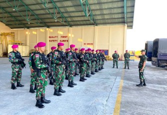 Danlanud Kupang Letkol Laut (E) Dian Supiandi saat memberikan pengarahan 