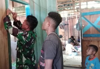 Satgas Yonif 143/TWEJ saat membantu warga menerangi rumahnya dengan memasang instalasi listrik di Kampung Tatakra, Distrik Web, Kab. Keerom, Papua, Senin (17/7/2023)