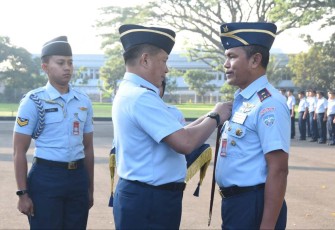 Wadan Koharmatau Marsma TNI Joseph Rizki Prabowo saat menerima Brevet Kualifikasi Teknik TNI AU Kehormatan, Selasa (18/7) 
