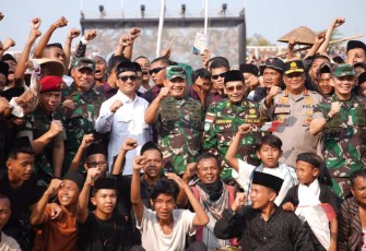Kasad Jenderal TNI Dudung Abdurachman bersama masyarakat kota Pekalongan Jateng, Rabu (19/7)