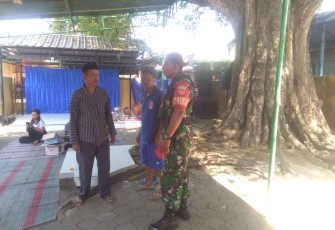Serma Ristanto saat berbincang dengan juru kunci punden 