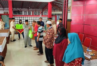 Walikota Blitar Santoso Saat Berikan Bantuan Pangan Secara Simbolis kepada Keluarga Rawan Stunting