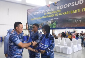Pangkoopsud I Marsda TNI Bambang Gunarto saat memberikan paket sembako di Lanud SMH Palembang, Kamis (27/7)