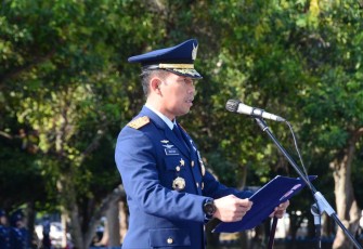 Danlanud Iswahjudi Marsma Wastum saat mbacakan amanat Kasau dalam upacara peringatan Hari Bakti ke-76 TNI AU, Sabtu (29/7)