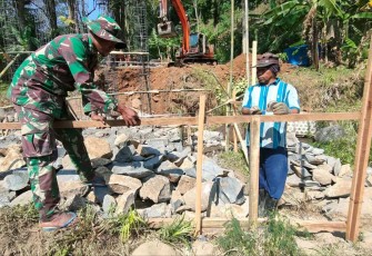 Ketelitian dalam pembuatan pondasi jembatan di lokasi TMMD Kodim Madiun