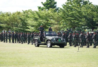 Pangdam Kasuari Mayjen TNI Gabriel Lema saat inspeksi pasukan Komcad, Senin (31/7)