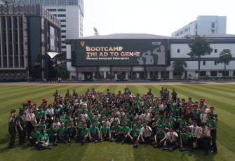 Kasad Jenderal TNI Dudung Abdurachman bersama peserta dalam penutupan Bootcamp TNI AD to Gen Z di Mabesad, Jakarta, Kamis (3/8)