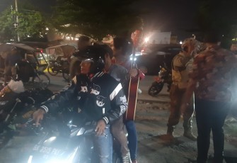 Pengamen jalanan dibawa petugas dalam razia gabungan Polsek Percut SeinTuan dan Satpol PP, Jum'at (4/8)