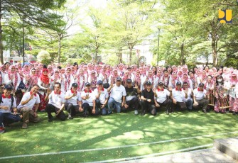 Menteri PUPR Basuki Hadimuljono saat kegiatan pecahkan rekor dunia angklung di Gelora Bung Karno , Jakarta, Sabtu (5/8)
