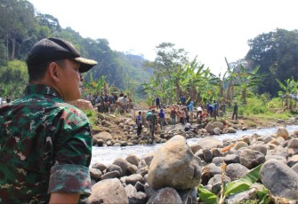 Dandim 0803/Madiun Letkol Inf Meina Helmi saat meninjau TMMD pembangunan jembatan antar desa, Minggu (6/8)