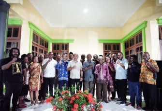 Pangdam Kasuari Mayjen TNI Gabriel Lema bersama LMA 7 Suku di Kabupaten Teluk Bintuni