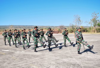 Defile prajurit lanudal Kupang, Selasa (8/8)