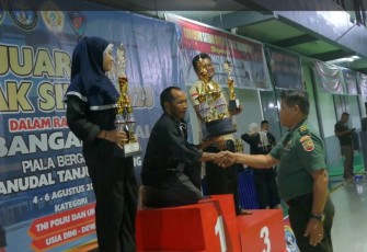 Prajurit Lanudal Tanjungpinang saat menerima medali dan trophy kejuaraan pencak silat, Selasa (8/8)