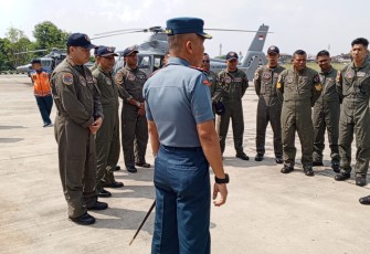 Danlanudal Jakarta Letkol Laut (P) Sugiran memberikan pengarahan crew pilot helikopter Panther di bandara Pondok Cabe Jakarta, Rabu (9/8)