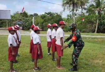 Latihan PBB siswa SD Inpres Yabanda, Distrik Yaffi, Kabupaten Keerom, Kamis (10/8)