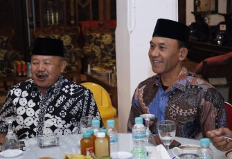 Danrem 081/DSJ Kolonel Inf H. Sugiyono dalam pagelaran wayang kulit di padepokan seni Kirun, Jum'at (11/8)