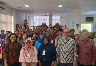 SeskemenkopUKM Arif Rahman (batik bergaris) bersama pelaku UMKM di Kota Surakarta, Minggu (13/8)