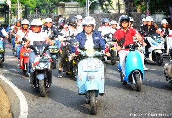 Menhub Budi Karya Sumadi kendarai sepeda motor listrik dalam acara Fun Ride di Jakarta, Minggu (13/8)