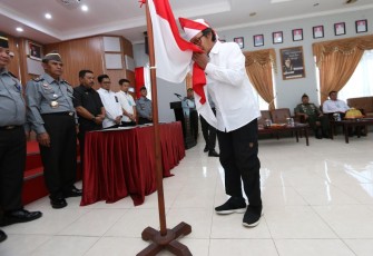 Narapidana terorisme saat ikrar sumpah setia NKRI dan cium bendera merah putih di Lapas Kelas I Makassar, Senin (14/8)