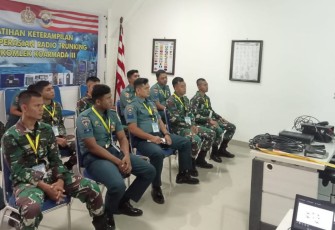 Prajurit Komlek Koarmada III Latihan Ketrampilan Pengoperasian Radio Trunking, Senin (14/8)
