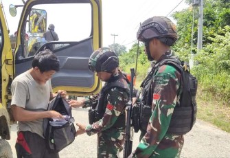Sweeping Satgas Yonif 310/KK di Jalur Trans Papua, Senin (14/8)