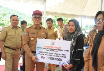 Pj Gubernur Sulbar Prof Zudan Arif Fakrulloh saat menyerahkan bansos, Senin (21/8)