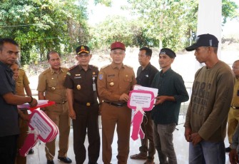 Pj Gubernur Sulbar Prof Zudan Arif Fakrulloh saat penyerahan secara simbolis bantuan Pemprov Sulbar, Senin (21/8)