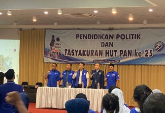 Wakil Ketua DPW PAN Rahmat Santoso (di atas podium dua dari kanan) Saat Hadiri Peringatan HUT PAN di Bojonegoro.