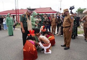 Prosesi Injak Piring dan Pemasangan Topi Adat 