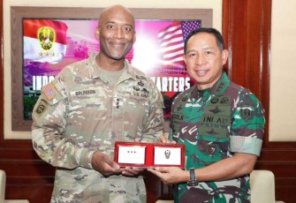 Wakasad Letjen TNI Agus Subiyanto saat memberikan cenderamata, Rabu (30/8)