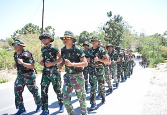 Prajurit Lanudal Kupang saat jalan gembira, Rabu (30/8)