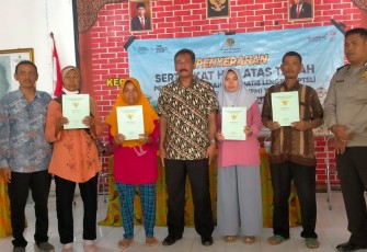 Penyerahan sertifikat tanah di wilayah desa binaan 