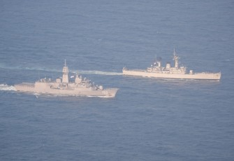 KRI Yos Sudarso-353 dan HMAS Anzac F-150