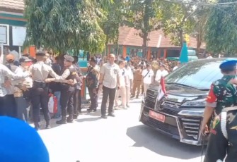 Antusias warga saat menyambut iringan mobil presiden Joko Widodo, Selasa (12/9)