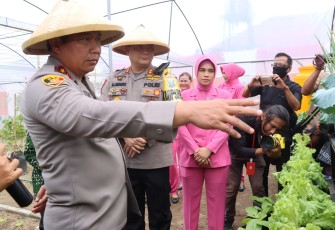 Kapolda Jatim Irjen Pol Toni Harmanto saat meresmikan dan meninjau langsung kebun ketahanan pangan di Polres Blitar, Kamis (14/9)