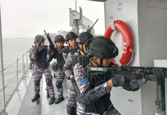 Latihan tempur prajurit KRI Sampari-628 dan KRI Hiu-634