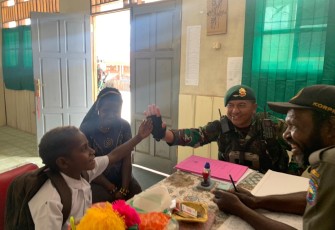 Senyum bahagia Sony Sondegau dapat bersekolah, Kamis (21/9)