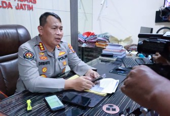 Kabid Humas Polda Jatim Kombes Dirmanto saat memberikan keterangan pers, Jumat (22/9)
