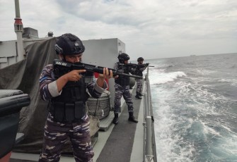 Anggota KRI Hiu-634 dan KRI Sampari-628 berlakukan siaga