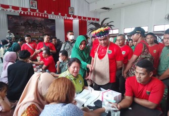 Pangdam XVIII Mayjen TNI Ilyas Alamsyah saat meninjau baksos kesehatan, Minggu (24/9)