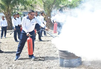 Latihan penanggulangan kebakaran prajurit Wing Udara 2 Puspenerbal, Selasa (26/9)