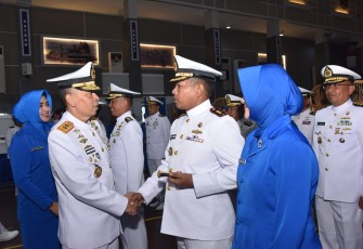 Upacara kenaikan pangkat di Koarmada II