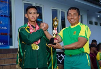 Pangdivif 2 Kostrad Mayjen TNI Haryanto saat menyerahkan medali dan piala lomba renang, Minggu (1/10)