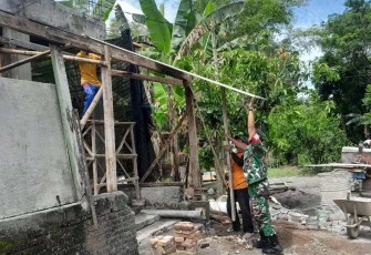 Sertu Jainal membantu pasang asbes rumah warga binaan, Selasa (3/10)
