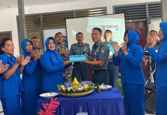 Danlanudal Sabang Letkol Laut (P) Narsulloh merayakan kenaikan pangkat n hari jadi Lanudal Sabang, Selasa (3/10)