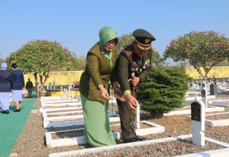 Dandim 0803/Madiun Letkol Inf Meina Helmi saat ziarah dan tabur bunga di TMP Kota Madiun, Rabu (4/10)