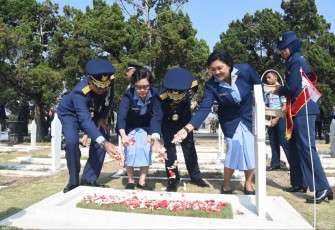 Ziarah dan tabur bunga di TMP Cikutra Bandung, Rabu (4/10)