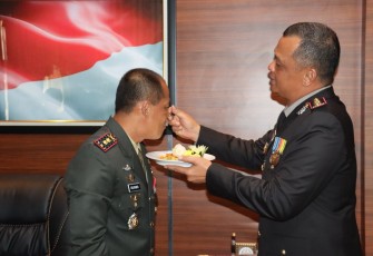 Kapolres Pacitan AKBP Wildan Alberd suapi Dandim momen HUT ke 78 TNI, Kamis (5/10) 