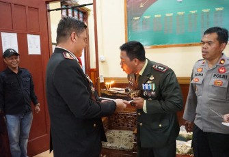 Dandim 1409/Gowa Letkol Inf Muhamad Isnaeni Natshir menerima surprise Kapolres Gowa di HUT Ke-78 TNI, Kamis (5/10)