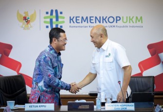 MenkopUKM Teten Masduki saat menerima audensi Ketua KPPU M Afif Hasbullah di Jakarta, Jum'at (6/10)